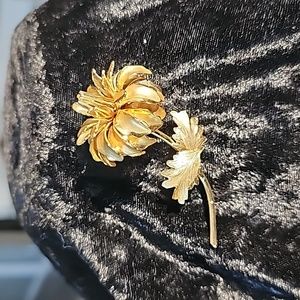 GORGEOUS gold tone diamond cut Brooche Flower. Great shape